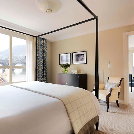 Four Seasons Hotel Praga Esterno foto