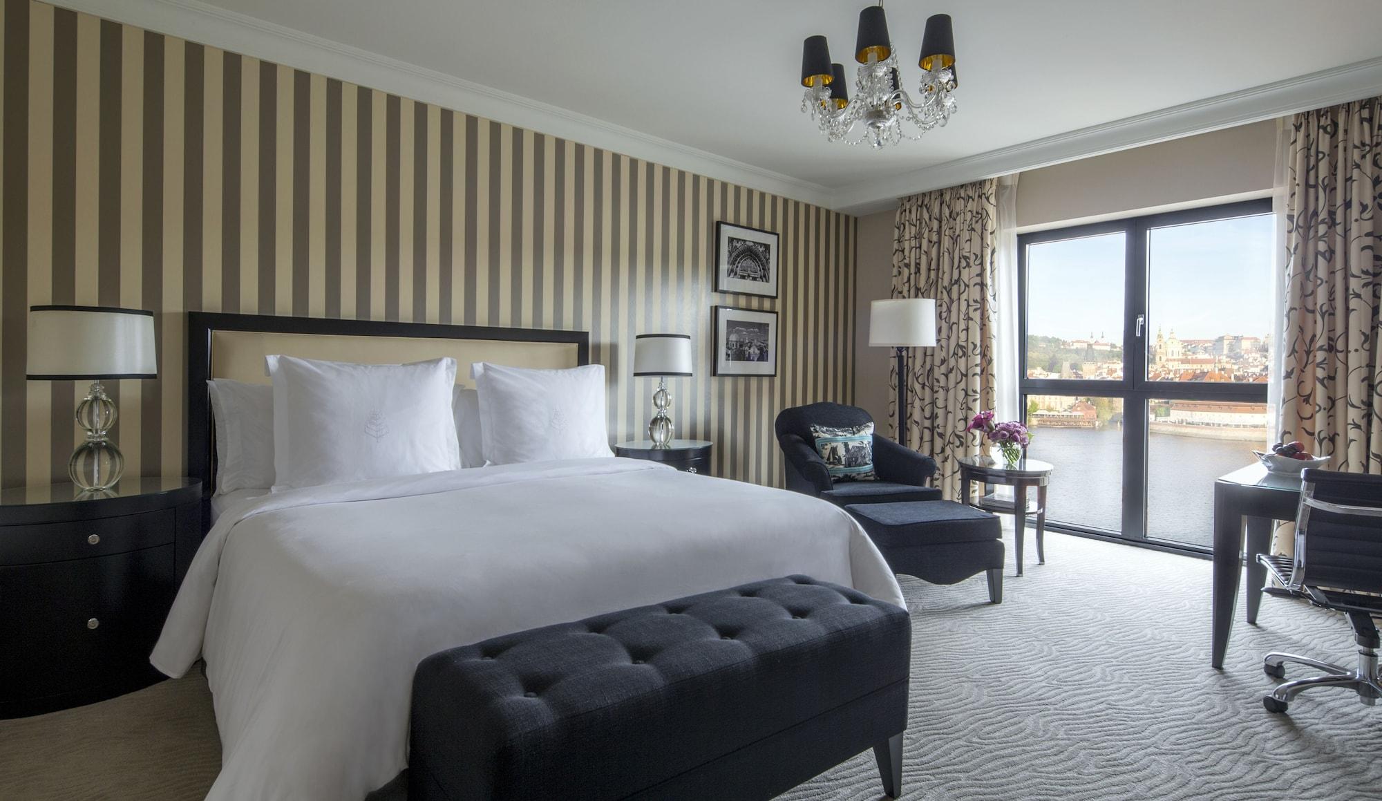 Four Seasons Hotel Praga Esterno foto