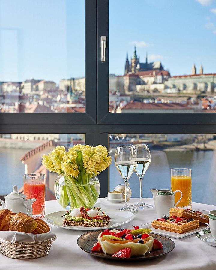 Four Seasons Hotel Praga Esterno foto