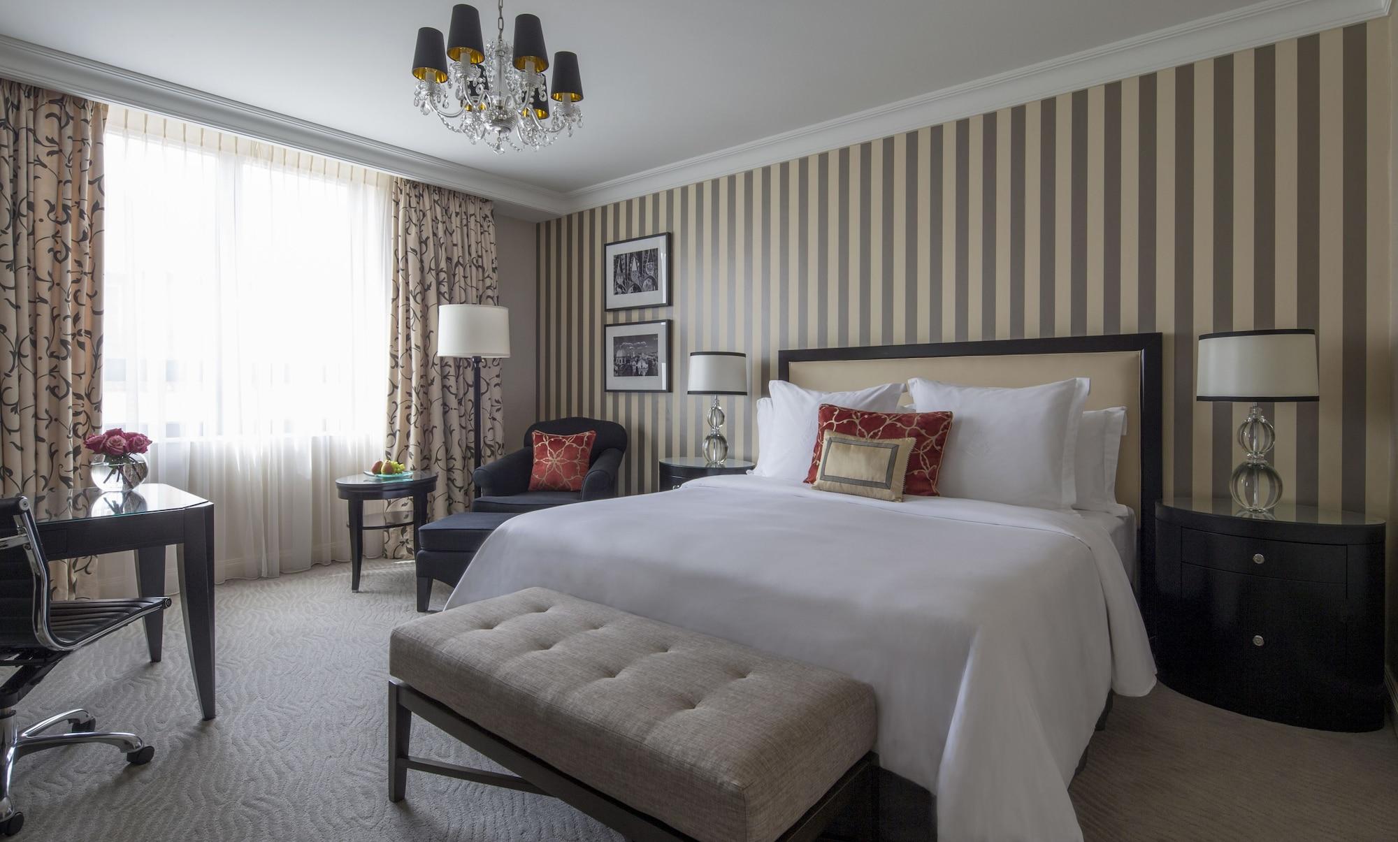 Four Seasons Hotel Praga Esterno foto